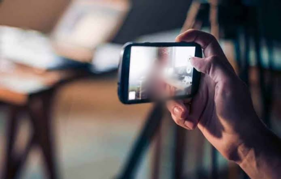 'NÃO VOU POSTAR':  Homem é preso por filmar casal tomando banho em banheiro de casa 