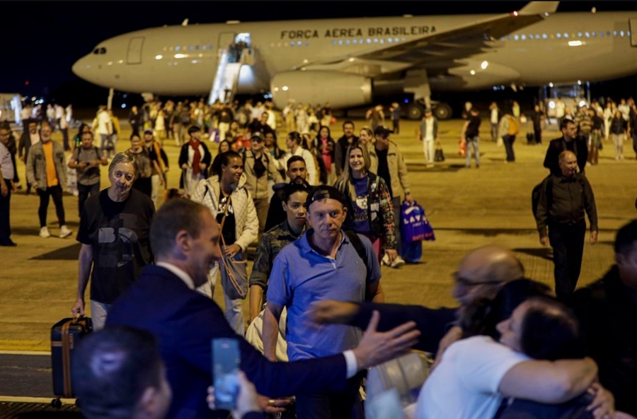 ALÍVIO: Chega a Brasília primeiro avião trazendo brasileiros de Israel