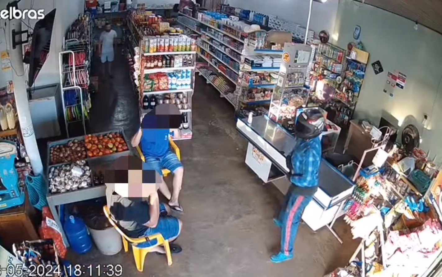 VÍDEO: Ladrão rende dono de comércio e clientes e rouba joias e dinheiro