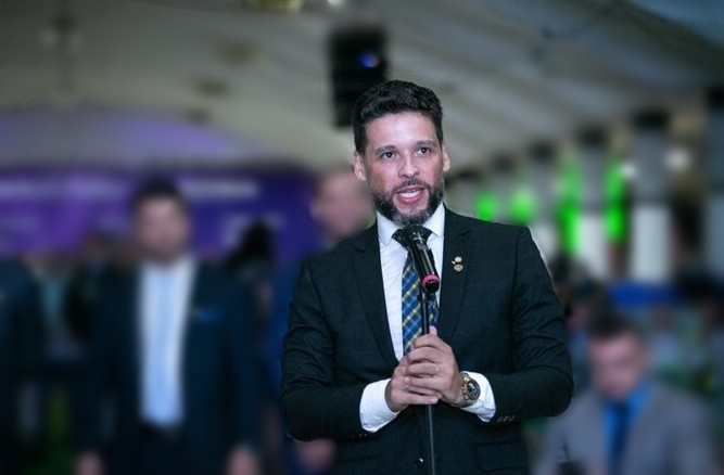 CANDEIAS DO JAMARI: Artistas, autistas e possíveis crimes eleitorais