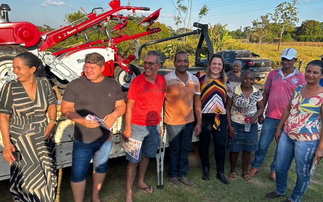 CLÁUDIA DE JESUS: Deputada repassa equipamentos agrícolas para Teixeirópolis