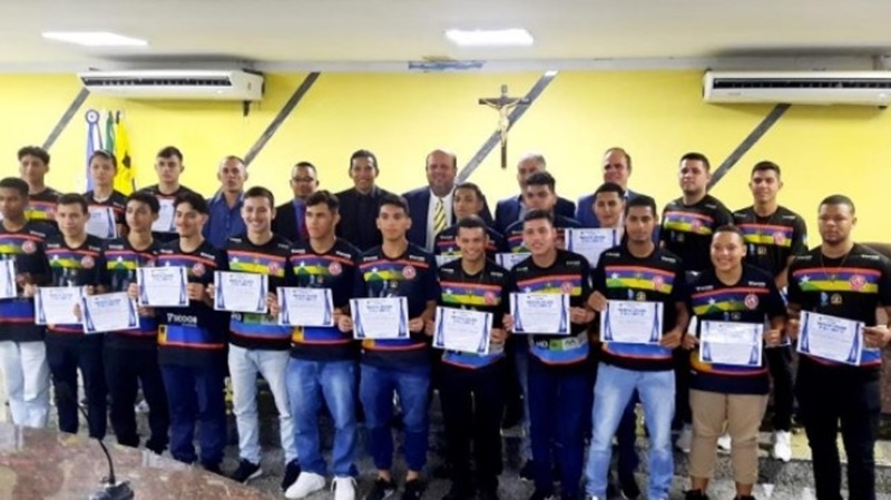 JOGO: Júnior Queiroz e Deputado Alan Queiroz prestam homenagem a time campeão