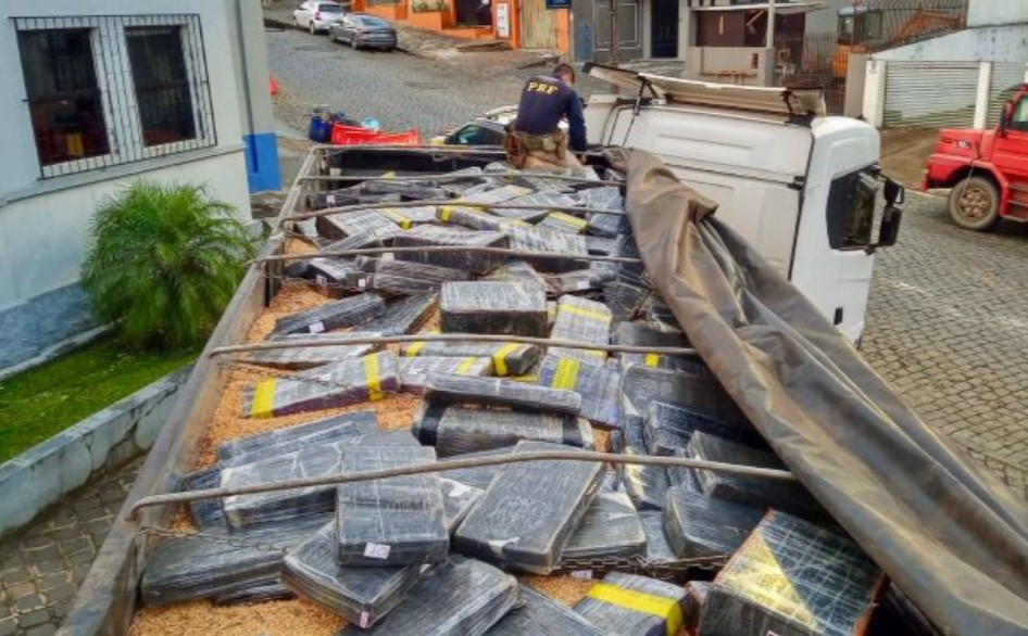 NO PARANÁ: Caminhão com placa de PVH é apreendido com 1,6 tonelada de maconha