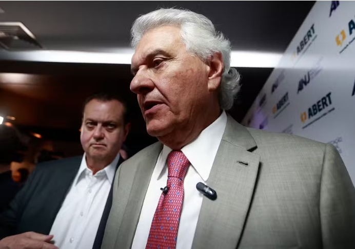 POLÊMICA: Caiado diz que currículo de Flávio Bolsonaro se resume à certidão de nascimento