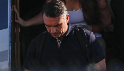 EM MIAMI: Aeronave com Flávio Bolsonaro e família pousa nos Estados Unidos