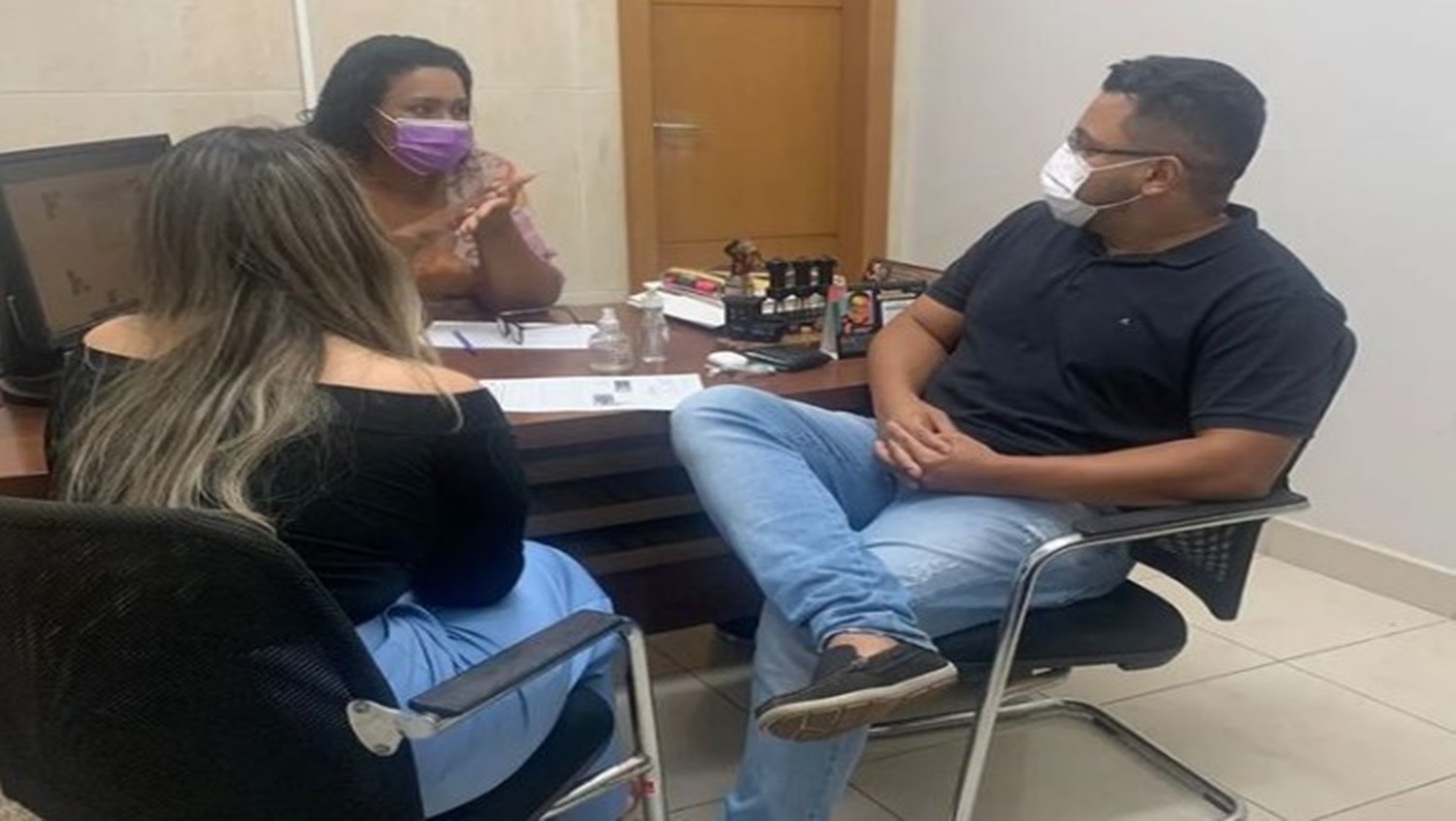 ATUAÇÃO: Vereador Gilber faz visita à Semasf e conhece a carteirinha para autistas