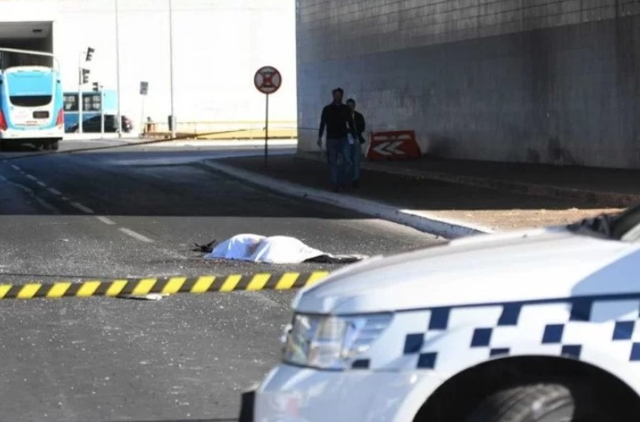 UMA MORTE: Homem passa mal ao volante de carro e atinge pessoas em rodoviária