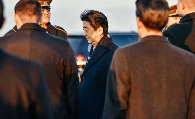 TIROS: Ex-premiê do Japão é assassinado em ataque durante ato de campanha