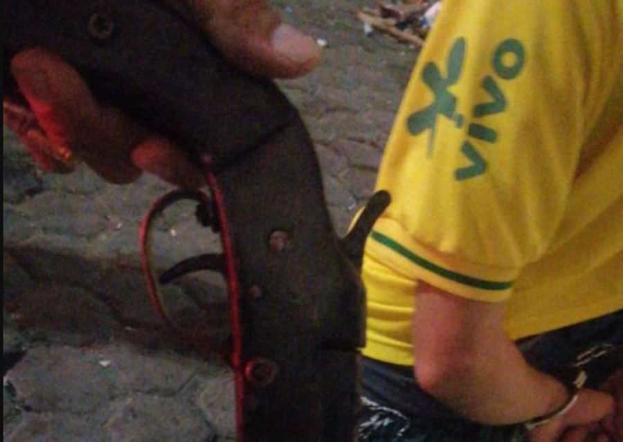 PISTOLA:  Homem com tornozeleira rompida atira durante manifestação