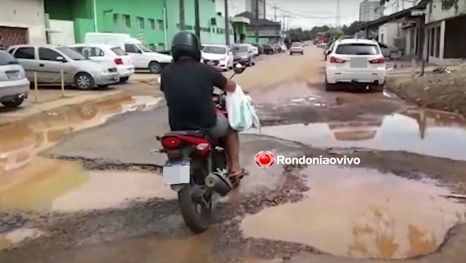 CRATERAS: Moradores pedem atenção para rua no bairro Agenor de Carvalho