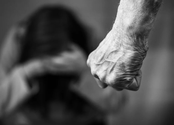 PRESO: Homem agride ex no meio da rua e obriga mulher a andar nua