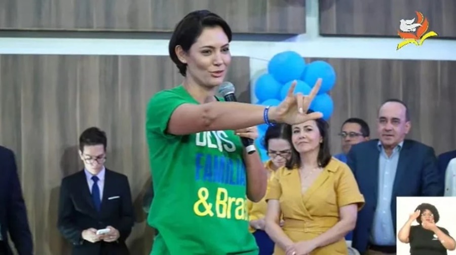 COMÍCIO: Michelle Bolsonaro tenta falar com surdos sem usar sinais