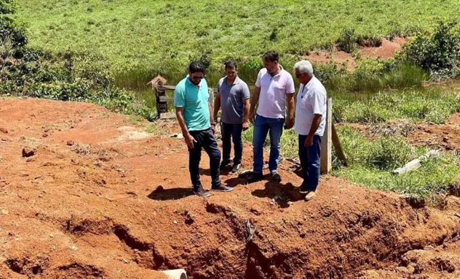 VEREADOR: Márcio Pacele acompanha serviços realizados pela Semagric nos distritos