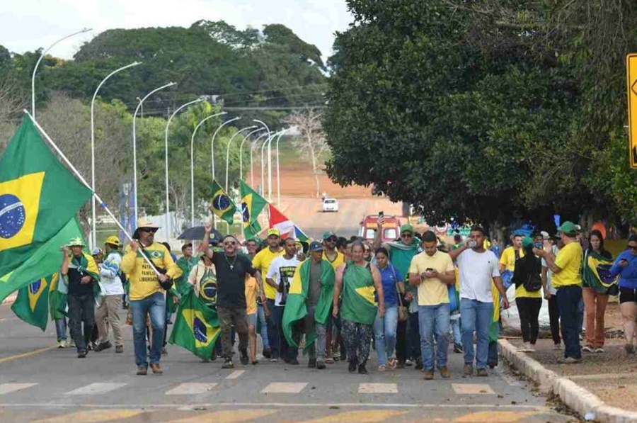 BRASÍLIA: Bolsonaristas do QG protestam e Exército cancela a retirada das barracas