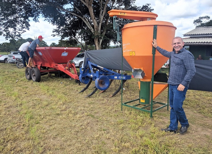 DEPUTADO: Ezequiel Neiva entrega implementos agrícolas para associações rurais