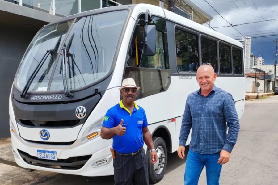 PRESIDENTE MÉDICI: Ezequiel Neiva entrega micro-ônibus para atendimento à saúde 