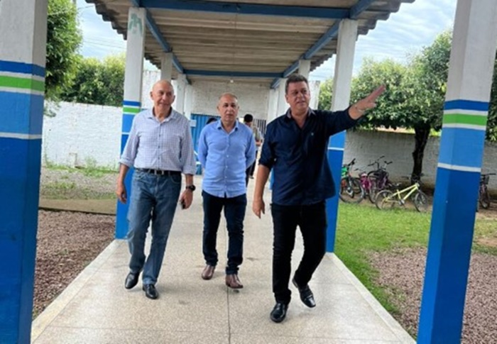 CONFÚCIO MOURA: Senador visita municípios e acompanha projetos para os quais destinou emendas