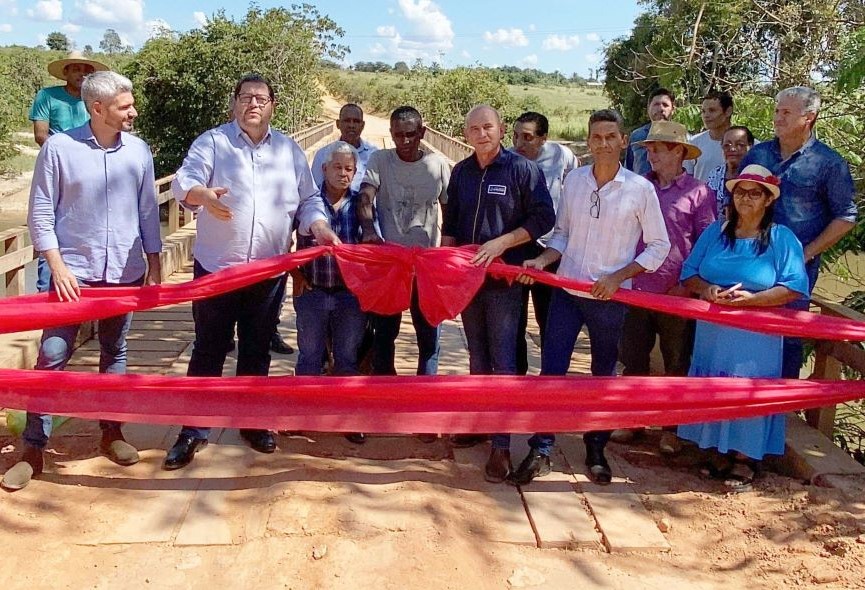 EZEQUIEL NEIVA: participa da entrega de implementos agrícolas e da inauguração de ponte