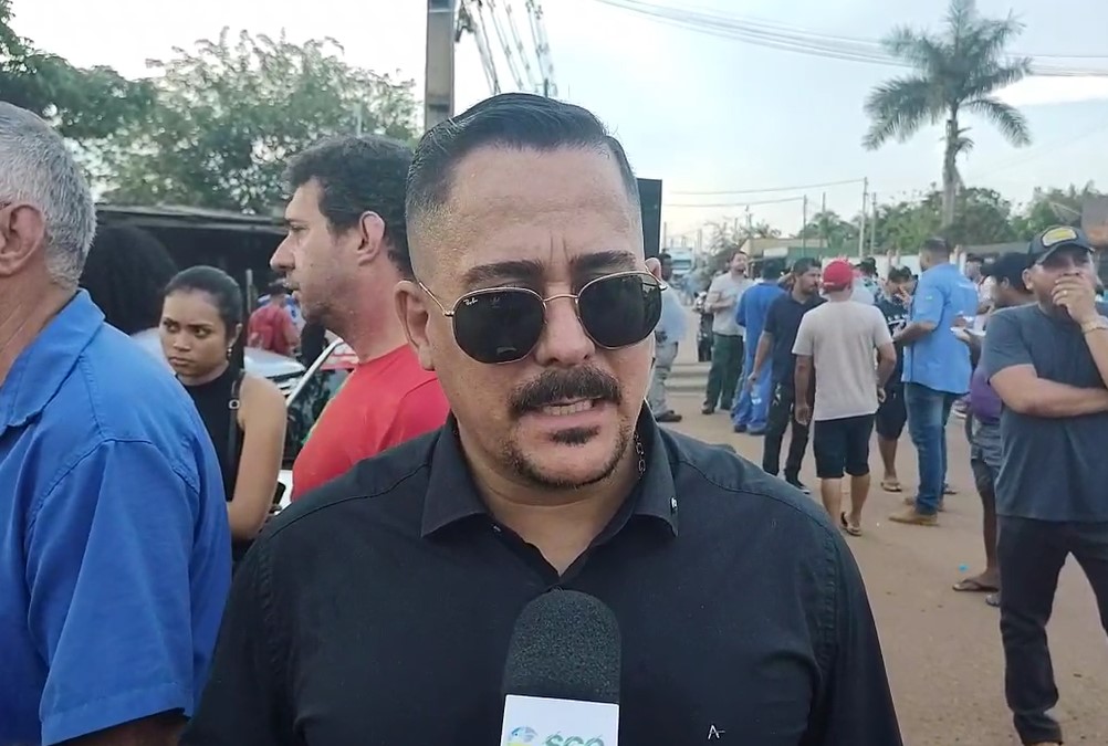 MANIFESTAÇÃO: Secretário de Segurança, tenente-coronel Vital, conversa com garimpeiros