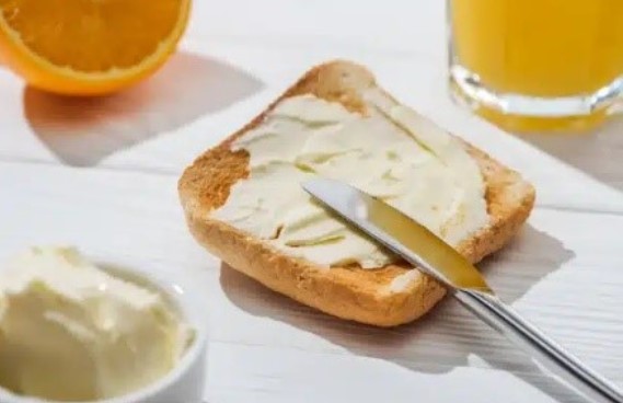 PROBLEMA RESOLVIDO: Cientista descobre como evitar que o pão caia com a manteiga para baixo