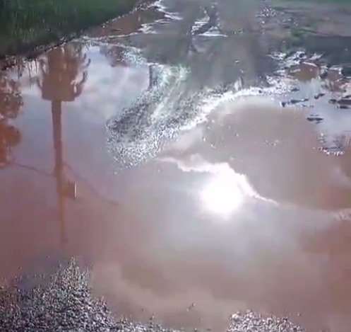 PEDIDO DE PROVIDÊNCIA: Moradores do Jardim Santana enfrentam transtornos com rua alagada 