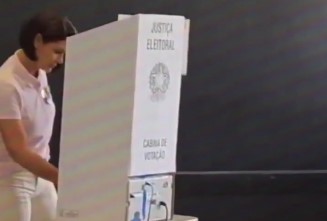 REPERCUTE: Vídeo de Michelle Bolsonaro gera suspeitas sobre voto em Flávio