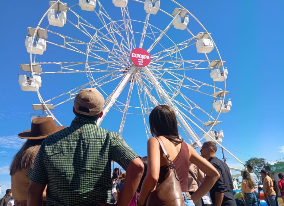 RODA GIGANTE: Entretenimento faz público formar fila para vista privilegiada