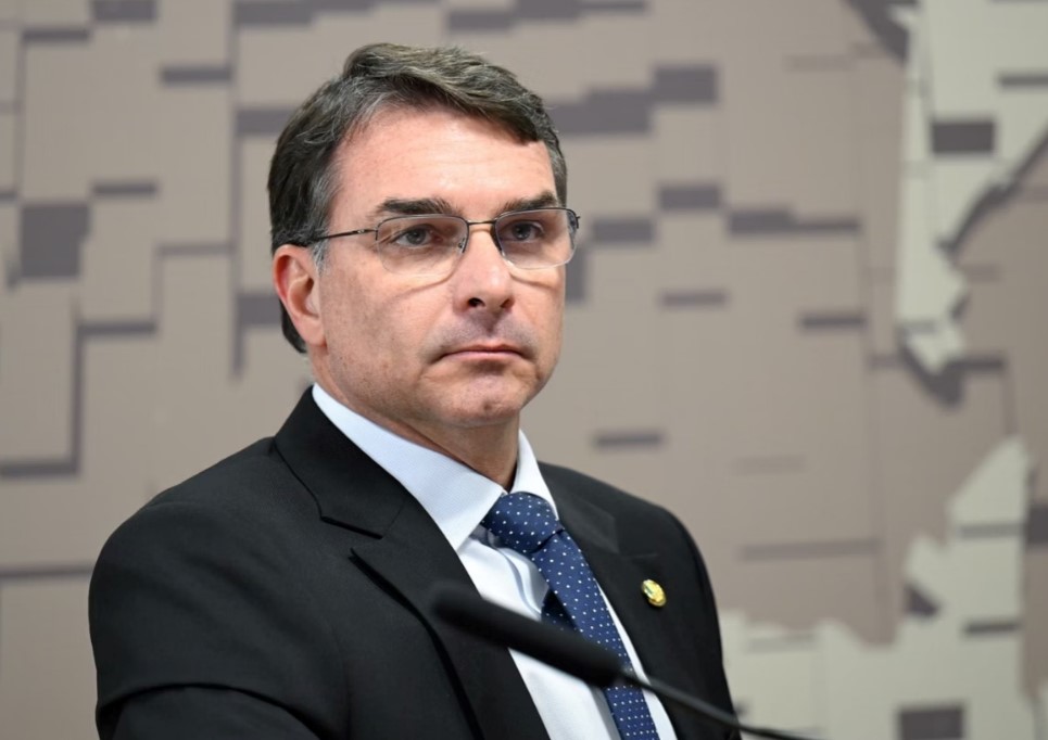 SURPREENDEU: Jair Bolsonaro anuncia o filho Flávio Bolsonaro como seu candidato à Presidência