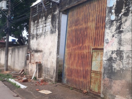 NO CENTRO ANTIGO: Moradores de rua arrombam galpão para furtar telhas