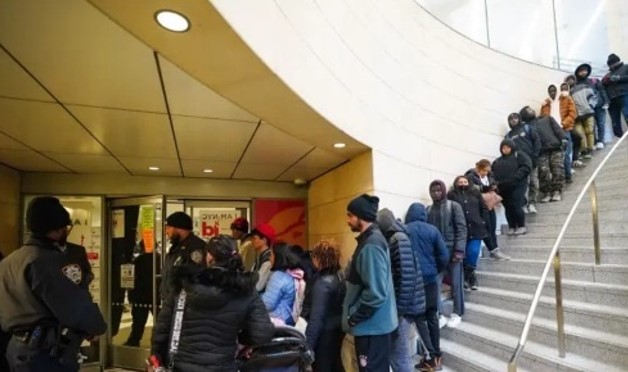 FICOU MILIONÁRIO: Homem cobra R$251 por hora para ficar em filas