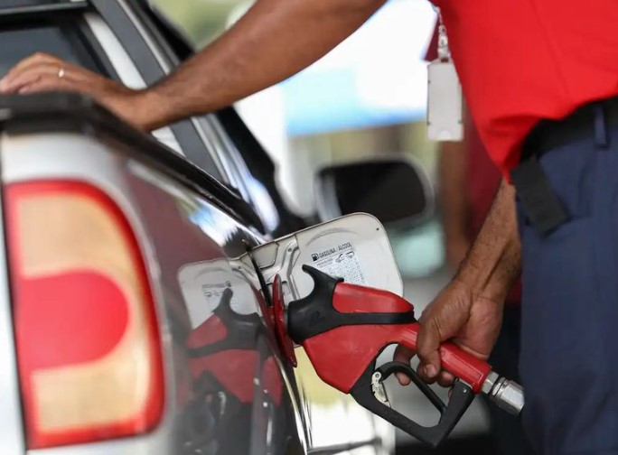 COMBUSTÍVEL: Petrobras anuncia redução no preço da gasolina entregue às distribuidoras