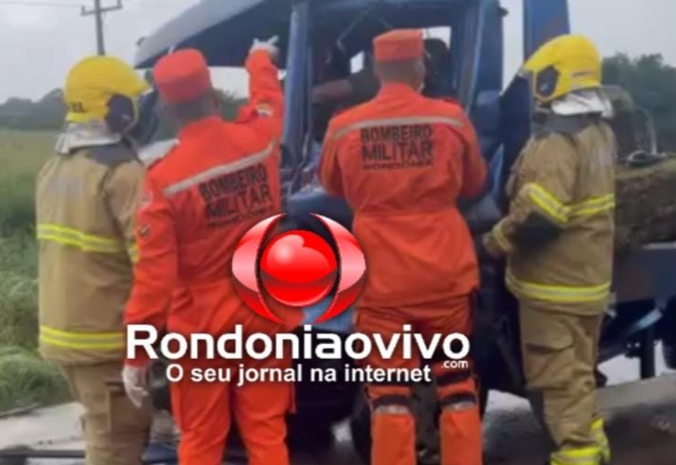 URGENTE: Motorista fica preso às ferragens em grave colisão entre caminhões na BR-319