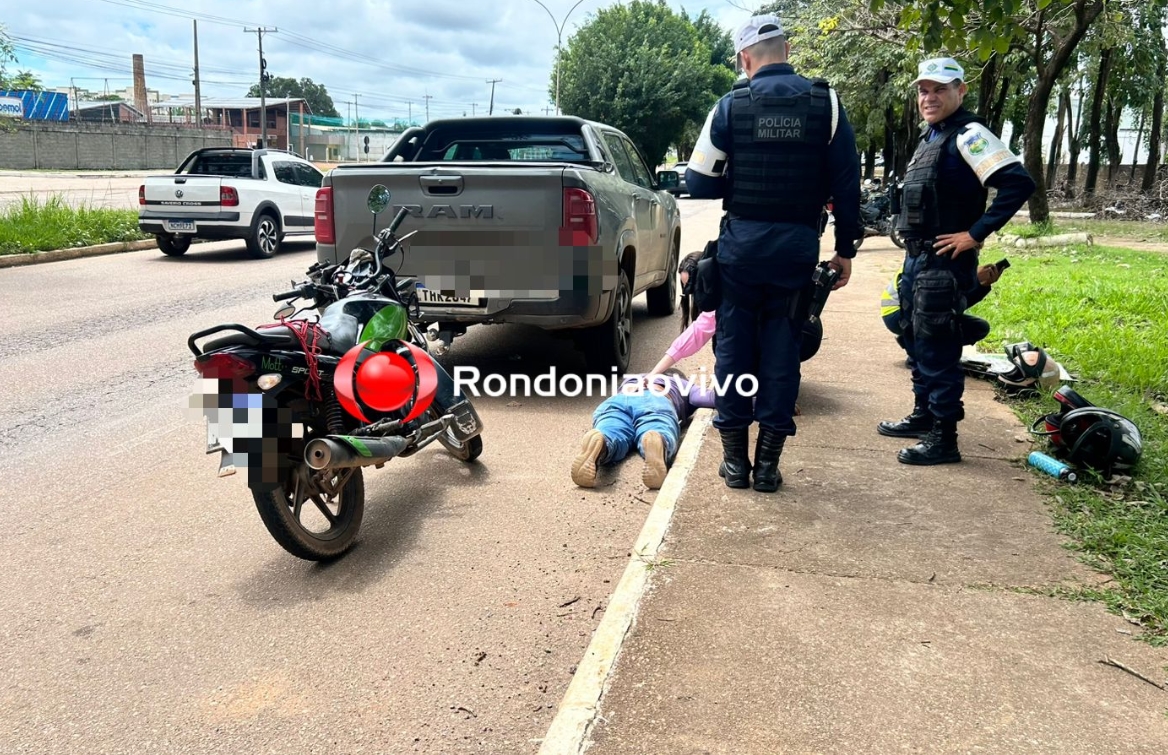 VÍDEO: Moto app bate fortemente na traseira de Rampage parada