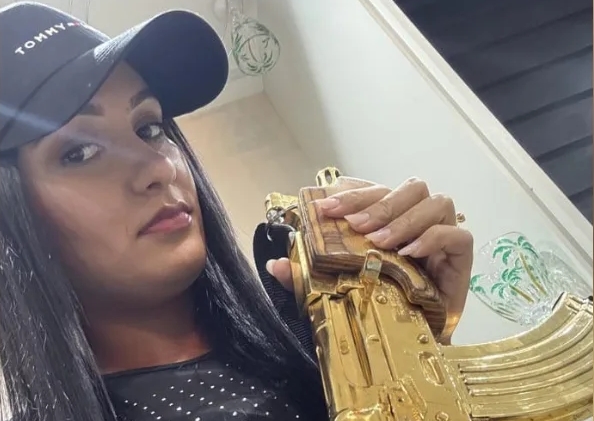 FARISEUS: Investigada em operação, 'Missionária do CV' posava com fuzil banhado a ouro