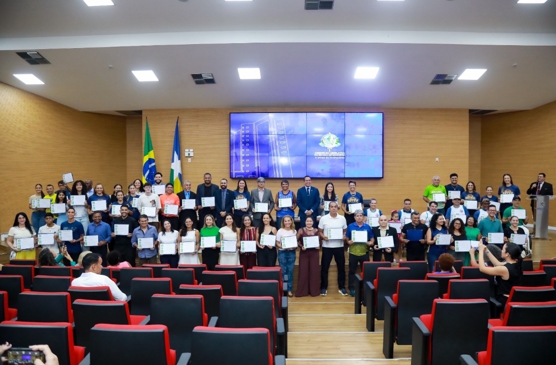 EYDER BRASIL: Deputado homenageia mais de 170 atletas de Rondônia na Assembleia Legislativa