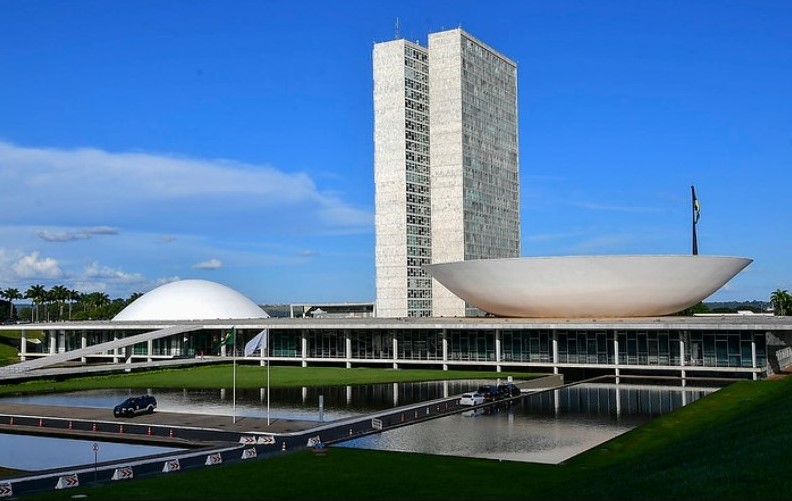 ECONOMIA: Senado aprova PL que autoriza retaliação a 'tarifaço' de Trump