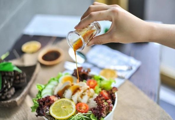DICAS: 4 ideias para saborosos molhos de salada sem azeite