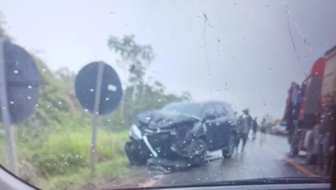 BATEU EM TRATOR: Caminhonete de deputado estadual se envolve em acidente na BR-364