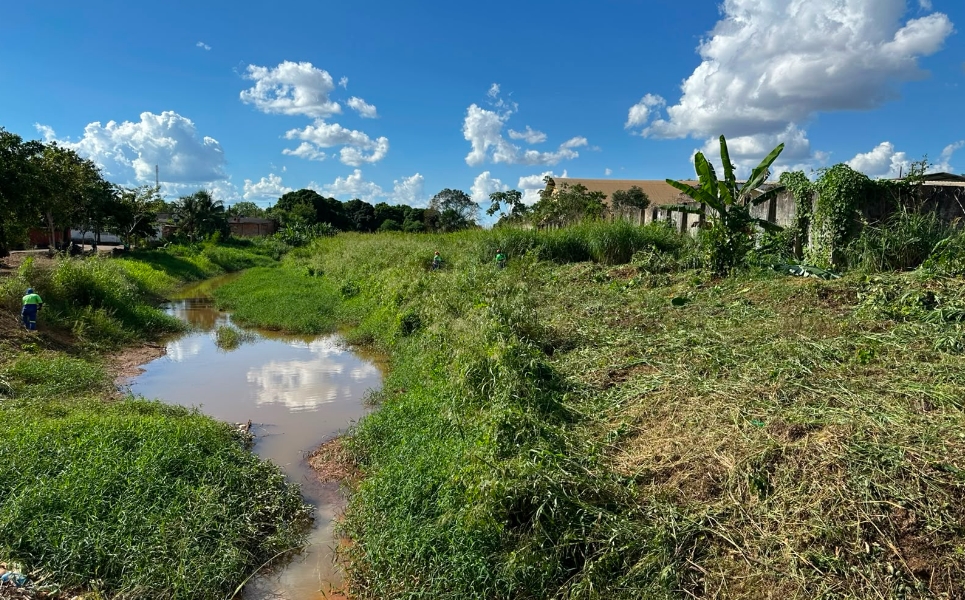 EDIMILSON DOURADO: SEINFRA realiza limpeza de canal no bairro Castanheira após pedido do vereador