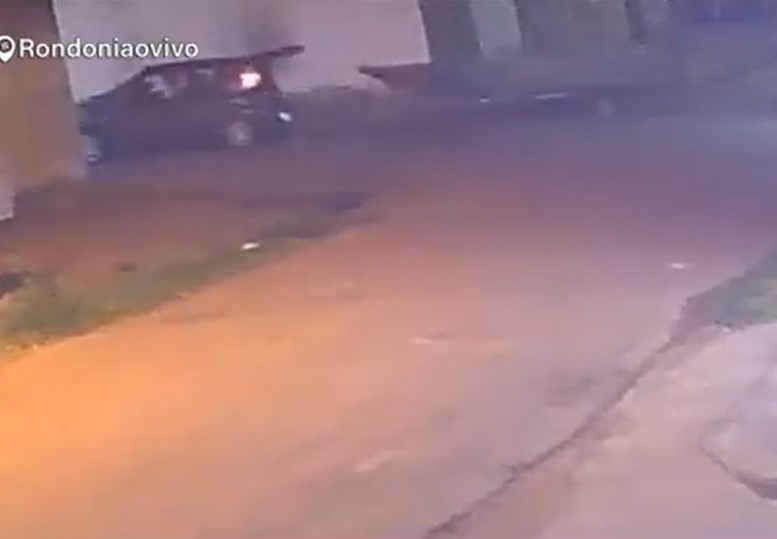 VÍDEO: Ladrões furtam barco com motor na garagem de residência 