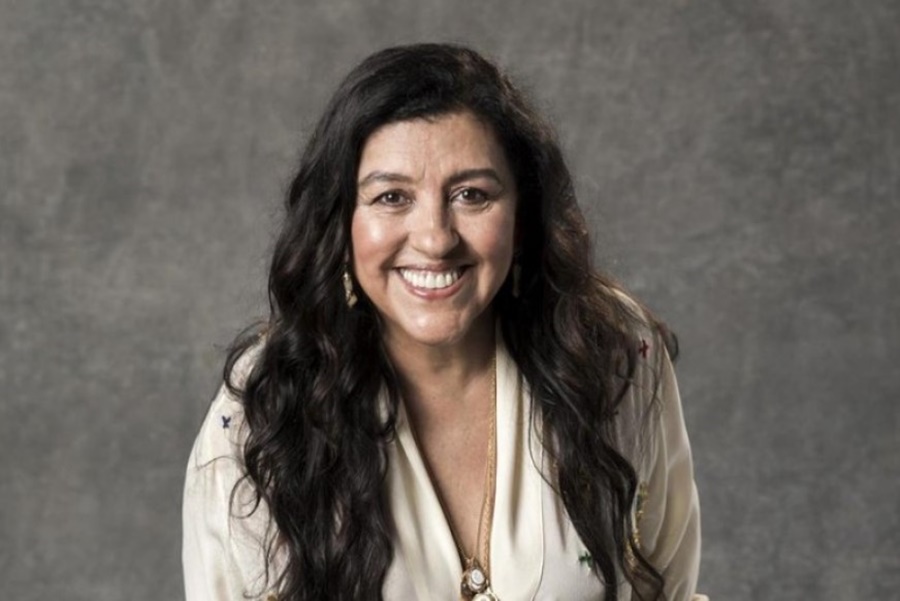 SUSTO: Regina Casé é levada para fora de avião e revistada