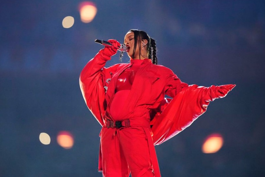 CANTORA: Rihanna confirma gravidez após show no intervalo do Super Bowl