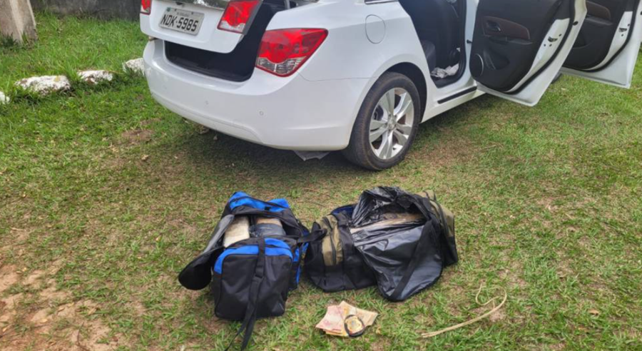 CARRO: Polícia Federal prende suspeito transportando 40 kg de cocaína