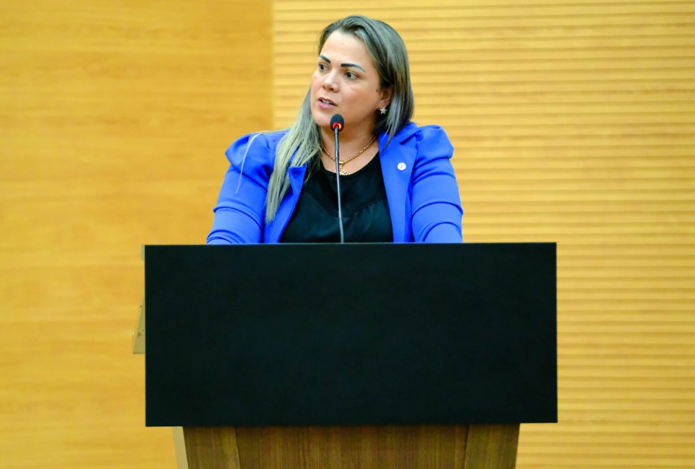 CLÁUDIA DE JESUS: Deputada requer informações sobre cirurgias ortopédicas e de traumatologia