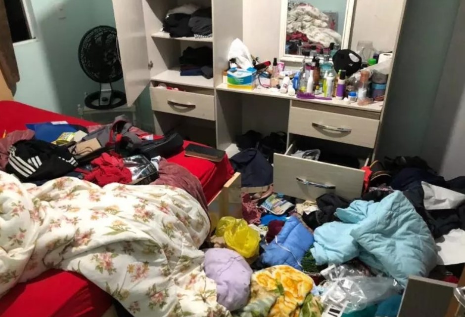 REFÉNS: Bandidos amarram família e roubam dois carros em residência na capital