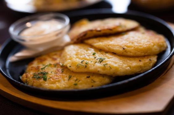 PRONTAS EM 10 MINUTOS: Panquecas de batata assadas no forno são crocantes e muito mais leves que fritas