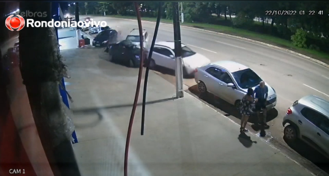 DESGOVERNADO: Vídeo mostra veículo Dodge Journey destruindo carros na Jorge Teixeira 