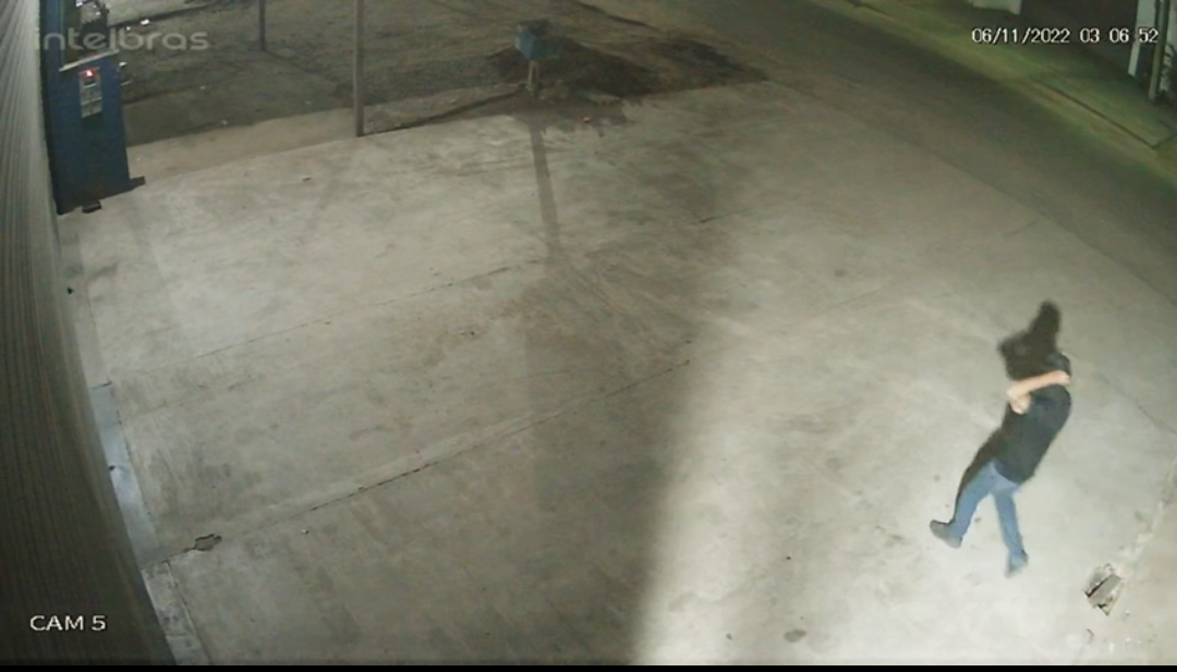VÍDEO: Criminosos quebram parede e fazem arrastão levando até S10 de empresa 