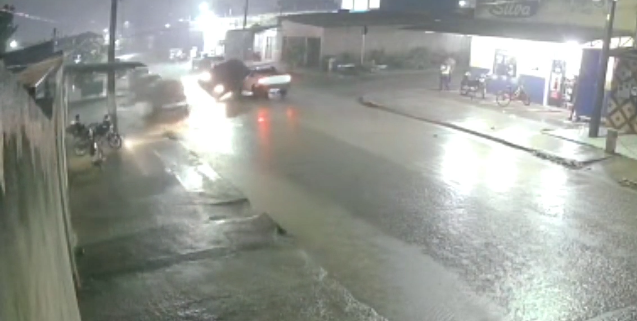 CAPOTAMENTO: Vídeo mostra momento de grave acidente envolvendo quatro veículos 