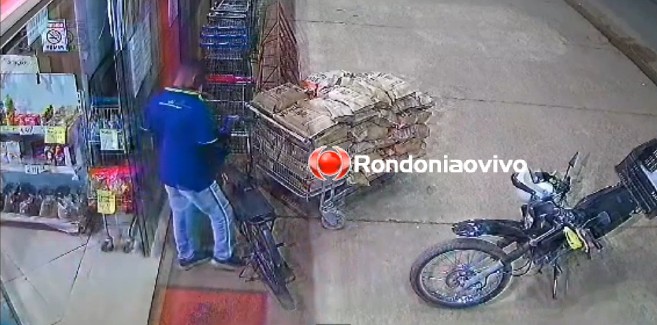 ASSISTA: Ladrão de bicicleta é flagrado durante furto na frente de comércio 